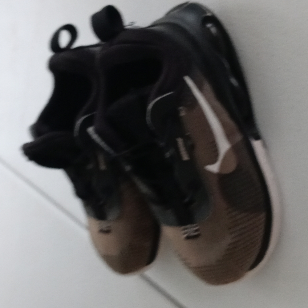 Black Nike AirMax sneakers size 8 todder boys